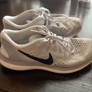 grey women’s nike shoes